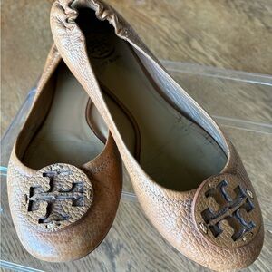 Tory Burch Reva Leather Flats Ballet Tumbled Leather Logo Camel Color. Size 6-7